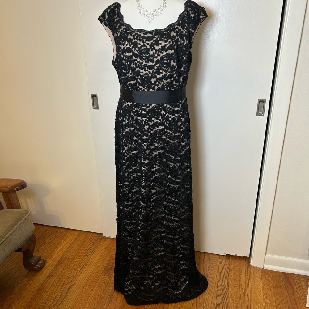 R & M Richards Woman -Sleeveless Black Lace Evening Gown Sz 14W